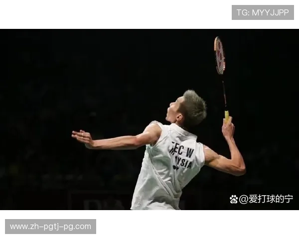 羽毛球球头朝下杀球